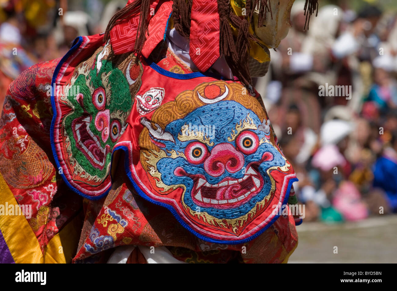 Nahaufnahme eines traditionellen Kleid an religiöse Festlichkeit mit männlichen Besuchern und Tänze, Paro Tsechu, Bhutan, Asien Stockfoto