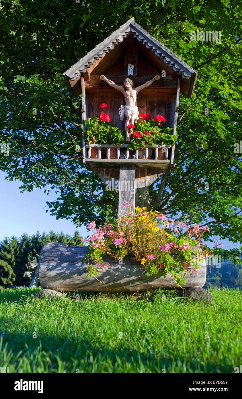 Holz-Schrein mit Kruzifix, Almenland, Steiermark, Österreich, Europa Stockfoto