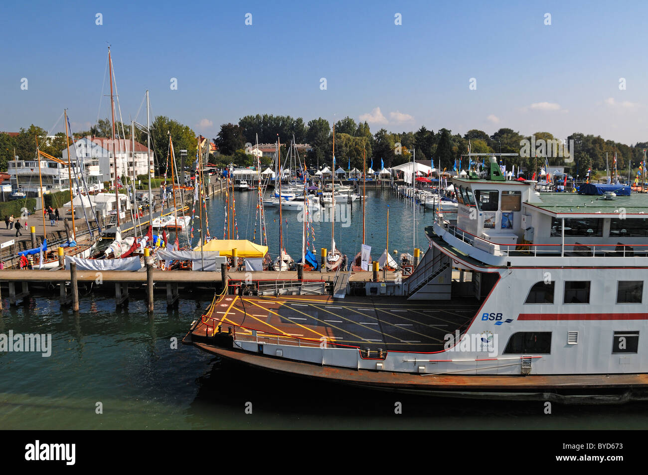 Marina, vorne eine Autofähre, Friedrichshafen, Baden-Württemberg, Deutschland, Europa Stockfoto
