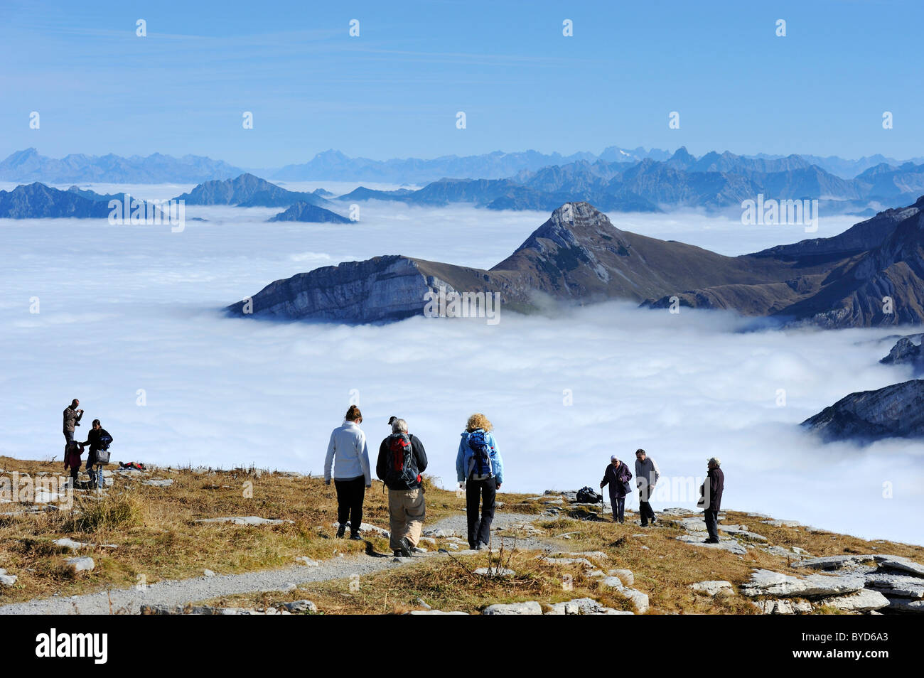 Wanderer auf Chaeserrugg Berg mit Blick auf ein Meer von Nebel gesehen in Richtung Alpstein Berge, Arth Goldau, Schwyz, Schweiz Stockfoto