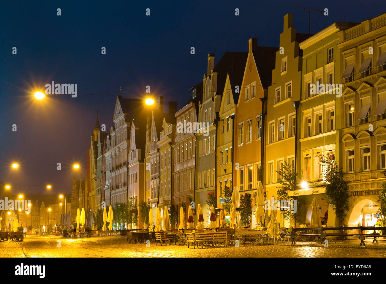 Fußgängerzone der Altstadt von Landshut bei Dämmerung, untere Bayern, Bavaria, Germany, Europe Stockfoto