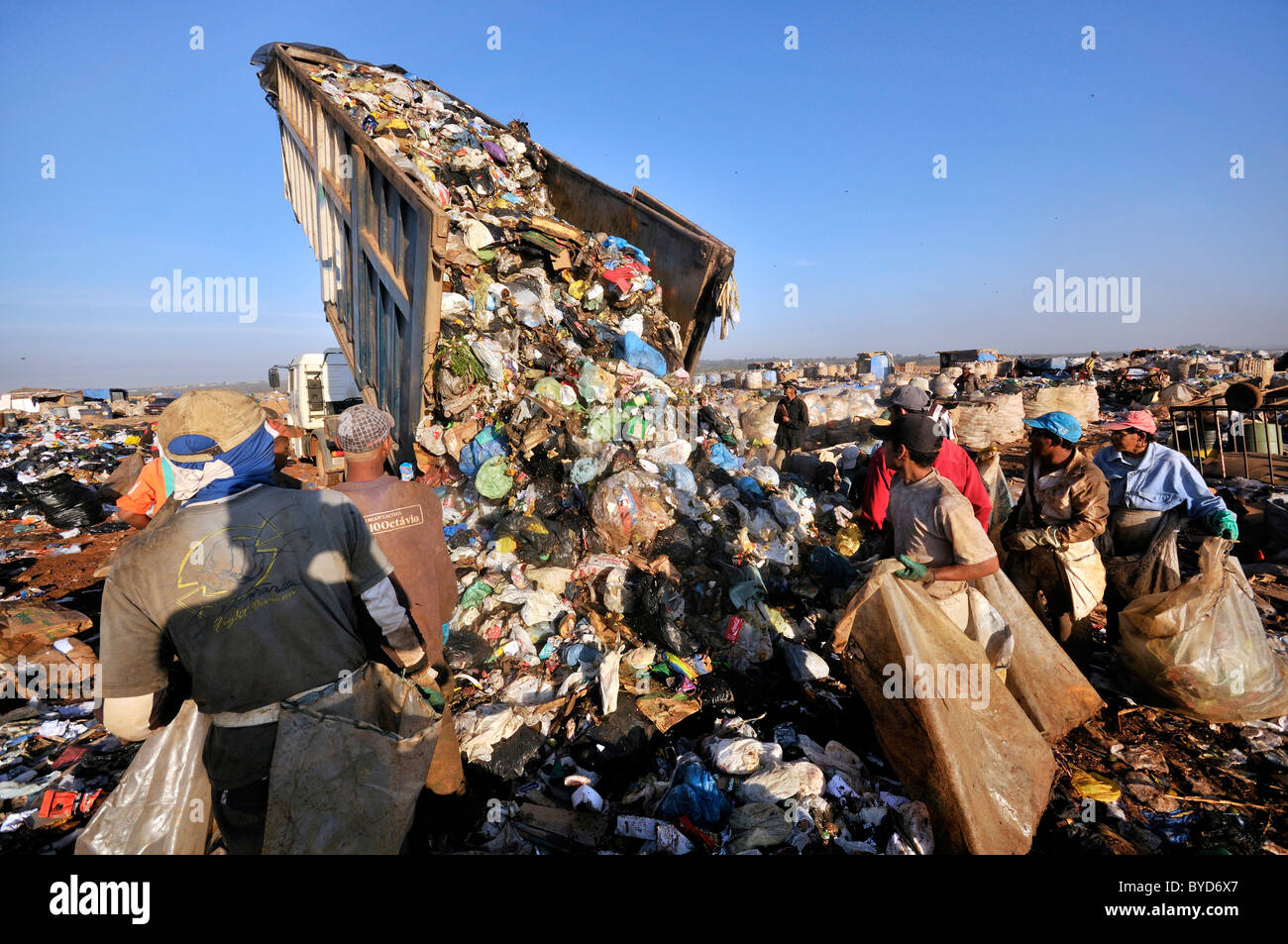 Menschen warten auf ein Müll-LKW, stöbern Sie durch seine Last für Wertstoffe, Lixao Müllkippe in der Satelliten-Stadt Estrutural Stockfoto