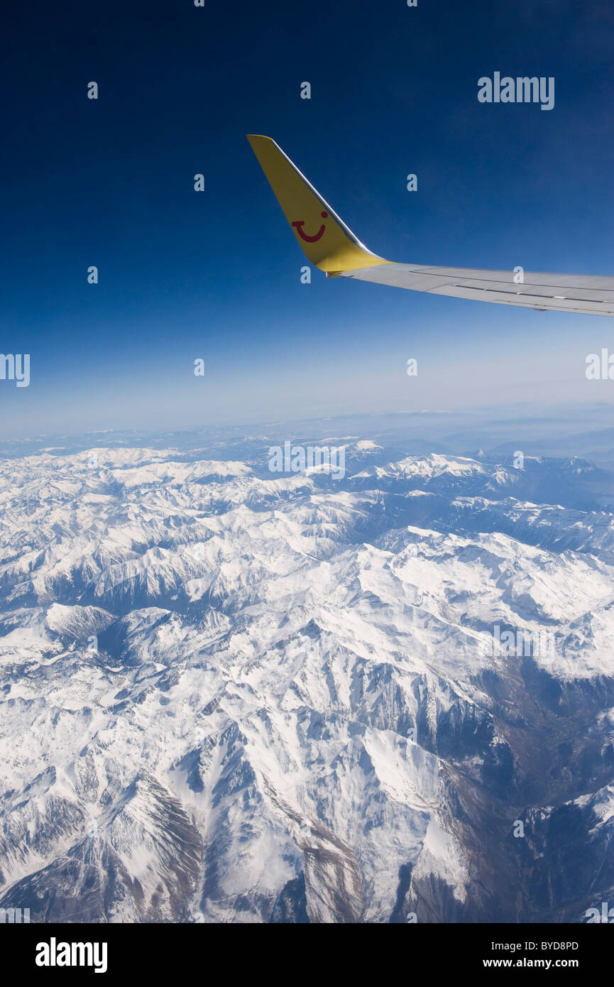 Flug über die Alpen, Flugzeugflügel mit Winglets, Europa Stockfoto