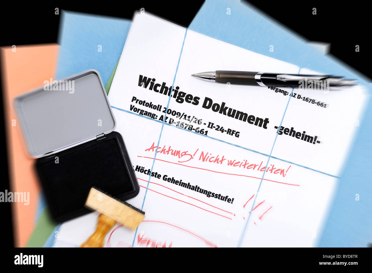 Papiere, Schriftzug "Wichtiges Dokument", Deutsch für "wichtiges Dokument" symbolisches Bild für geheime Dokumente Stockfoto
