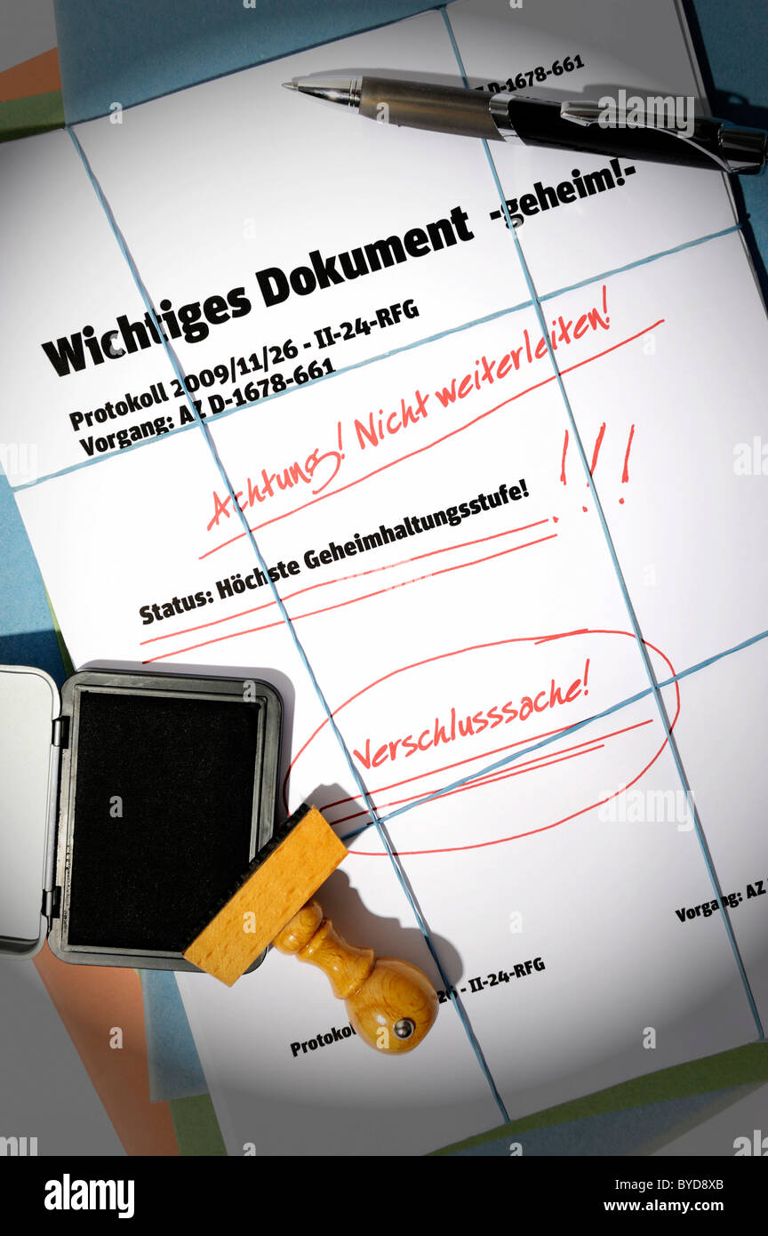Papiere, Schriftzug "Wichtiges Dokument", Deutsch für "wichtiges Dokument" symbolisches Bild für geheime Dokumente Stockfoto