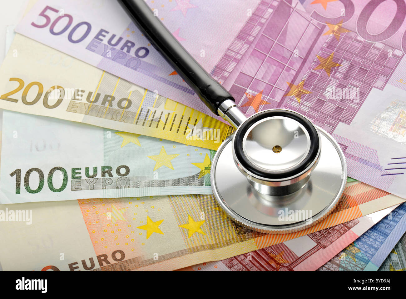 Stethoskop auf ein Fan von Euro-Banknoten, symbolisches Bild für die Erhöhung der medizinischen Kosten Stockfoto