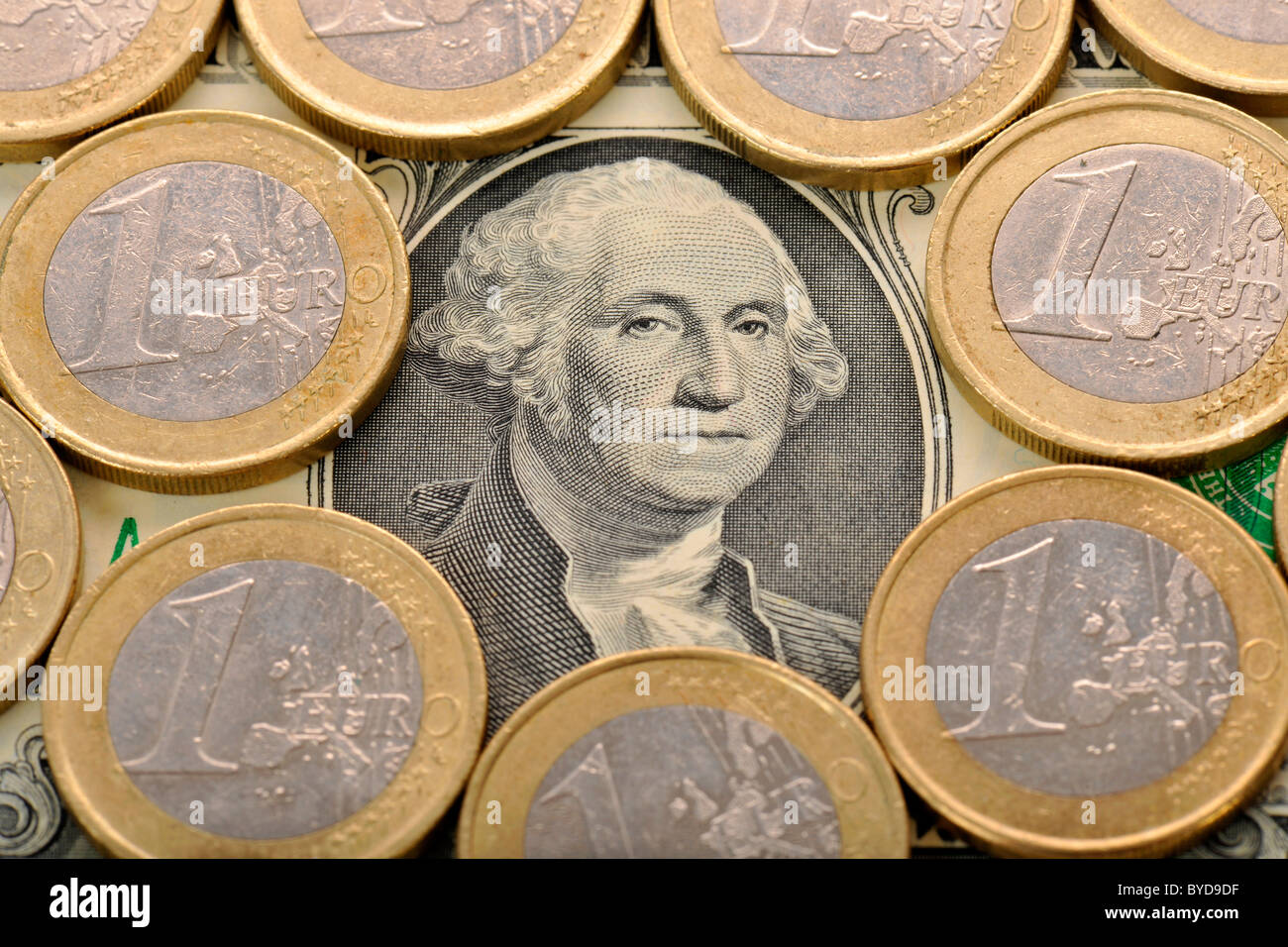 US-Dollar-Note, Banknote, Euro-Münzen, symbolisches Bild für Wechselkurs Stockfoto