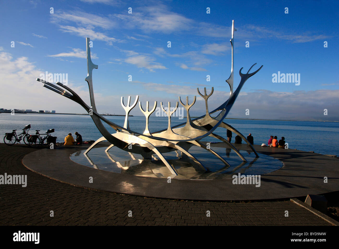 Solfar, Sun Voyager Skulptur, Wikinger-Schiff auf dem Snaebraut Wasser, Reykjavik, Island, Europa Stockfoto