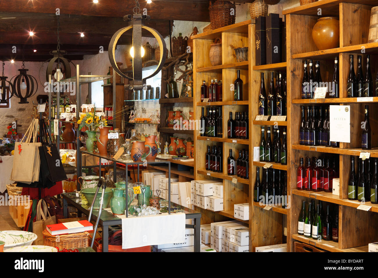 Schneeweiß, ein Shop mit Wein und Keramikwaren in Salzstadl, Weissenkirchen in der Wachau, Waldviertel, Wald-Viertel Stockfoto