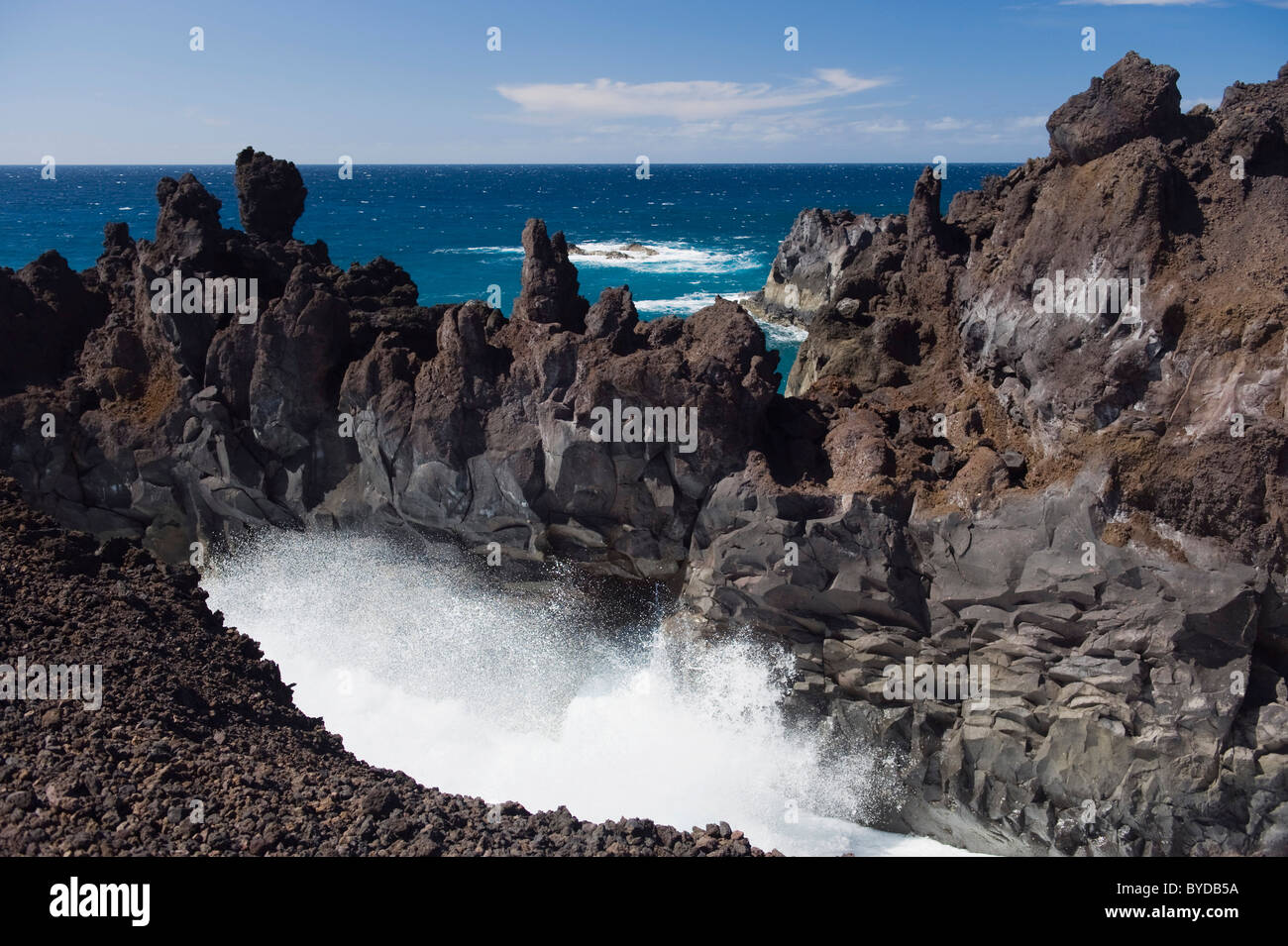 Surf auf der felsigen Küste von Los Hervideros, Vulkanlandschaft, Nationalpark Timanfaya, Lanzarote, Kanarische Inseln, Spanien, Europa Stockfoto