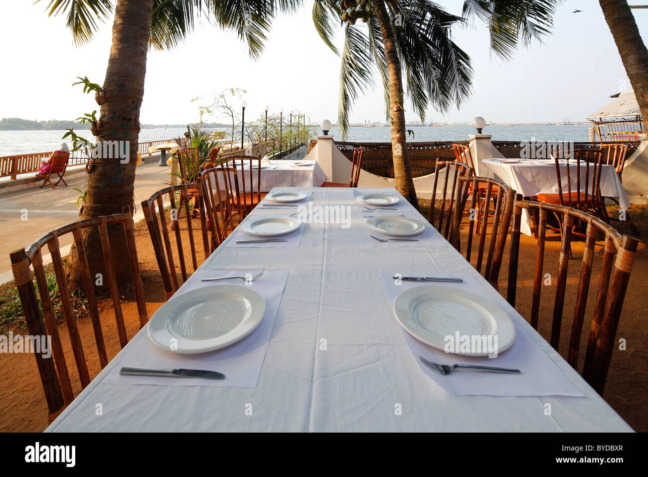 Set Tisch, Außenanlage, Luxus-Hotel, Hotel Fort House, Harbour Hotel, Fort Cochin, Kochi, Kerala, Indien, Asien Stockfoto