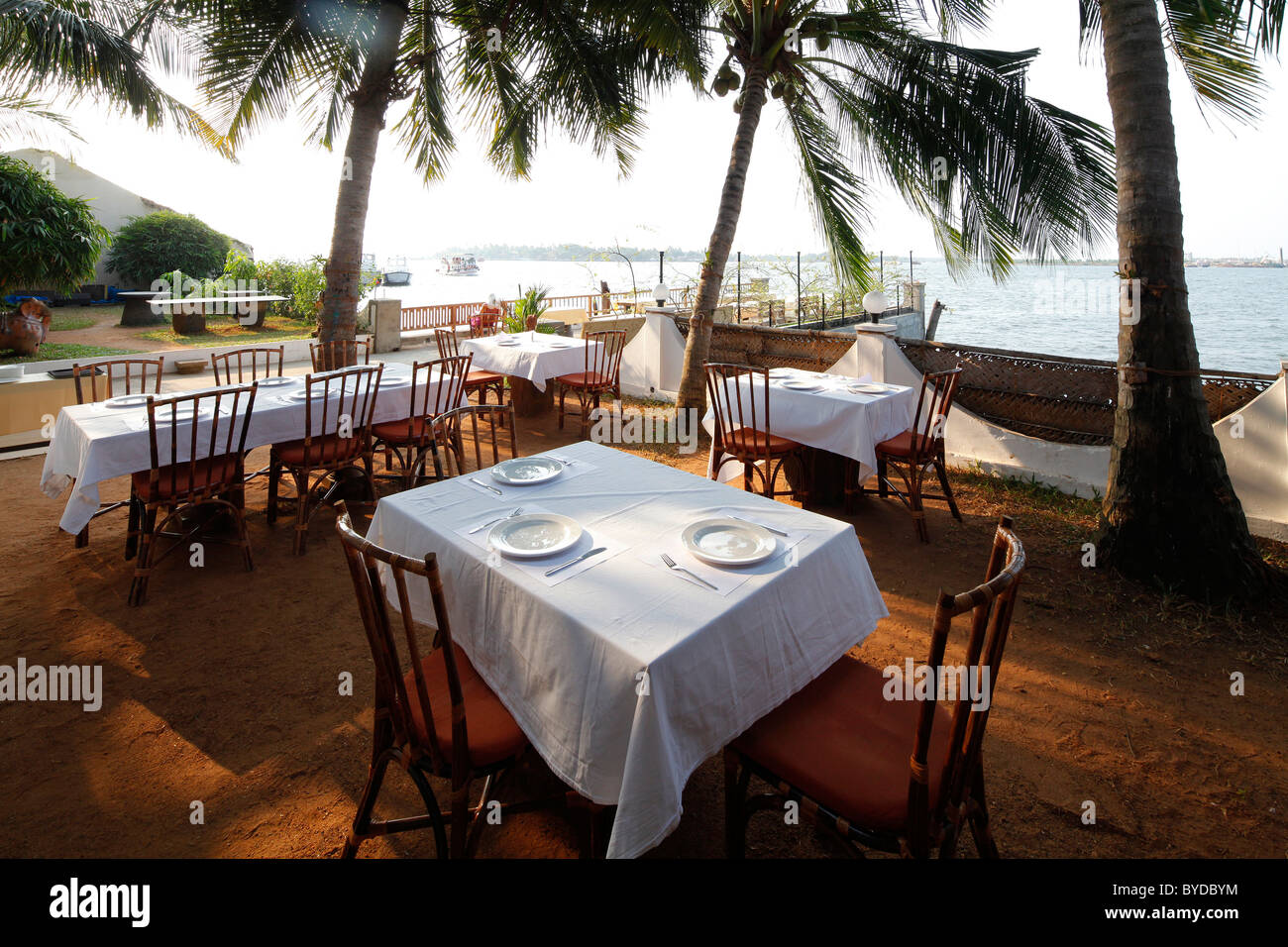 Gedeckter Tisch, Terrasse am Indischen Ozean, Palmen, Luxus-Hotel, Forthouse Hotel, Fort Cochin Kochi, Harbour Hotel, Indien, Asien Stockfoto