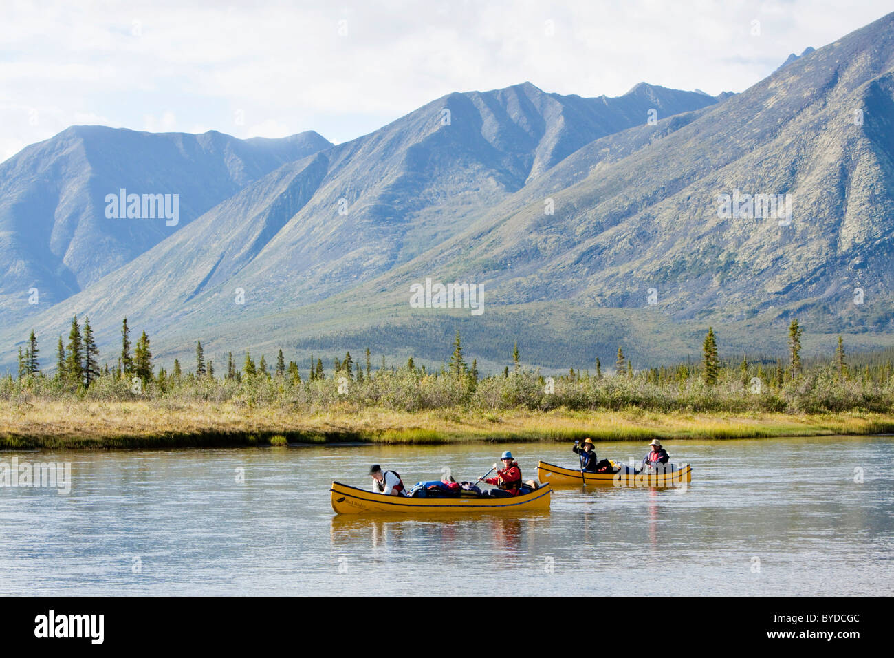 Kanuten auf dem Wind River, Kanu, Paddeln, Kanu, nördlichen Mackenzie Mountains hinter Yukon Territorium, Kanada Stockfoto