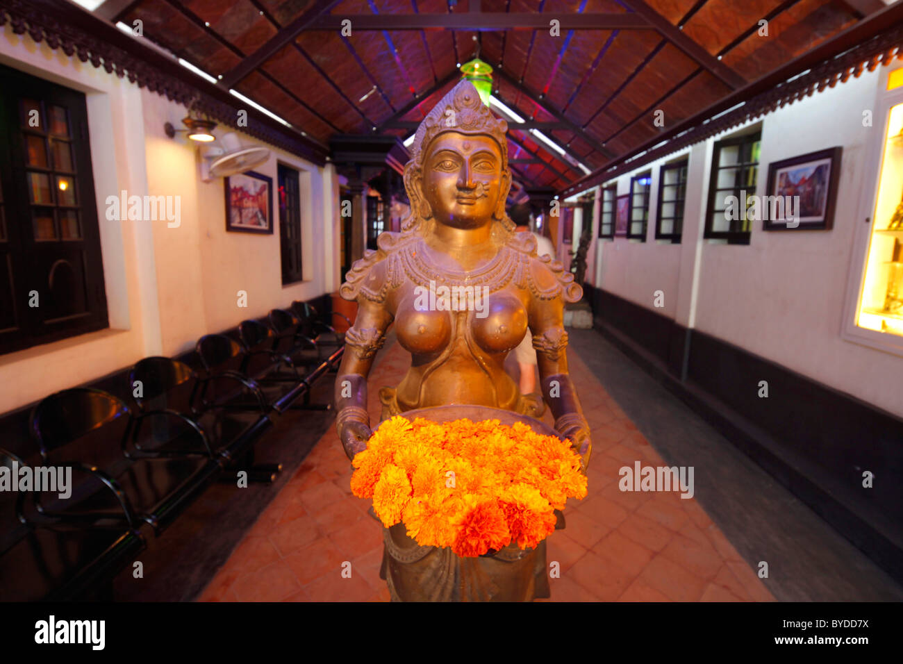Swiss Cafe in Cochin, Statue mit freundlichen Blumen, Vypan, Ochanathuruthu, Kerala, Indien, Asien Stockfoto