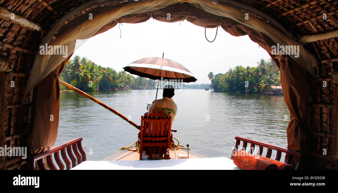 Kapitän, Steuermann, ein Hausboot auf einem Kanal, Haripad, Alappuzha, Alleppey, Kerala, Indien, Asien Stockfoto