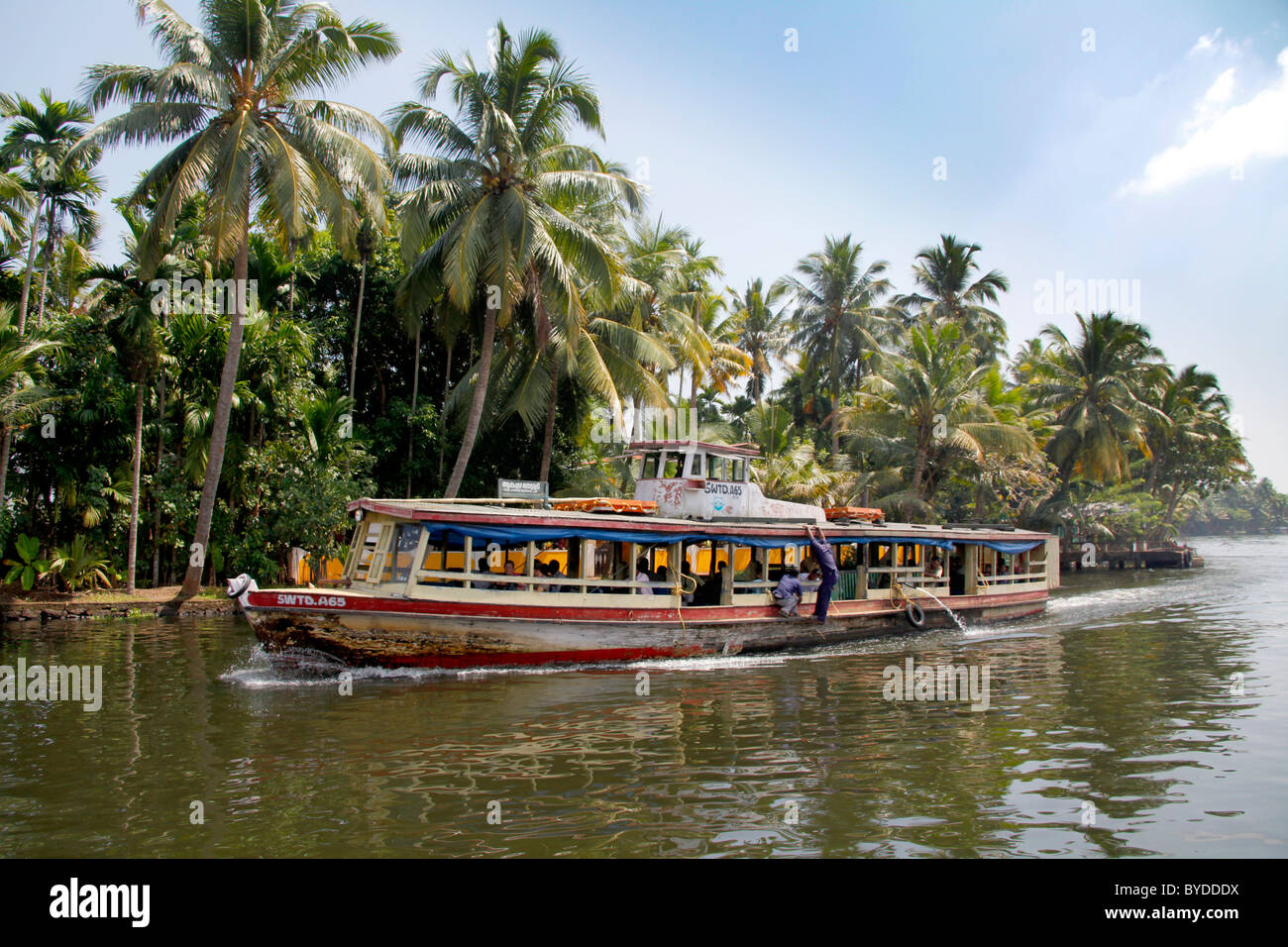 Luxus-Hausboot auf einem Kanal vor Palmen, Haripad, Alappuzha, Alleppey, Kerala, Indien, Asien Stockfoto
