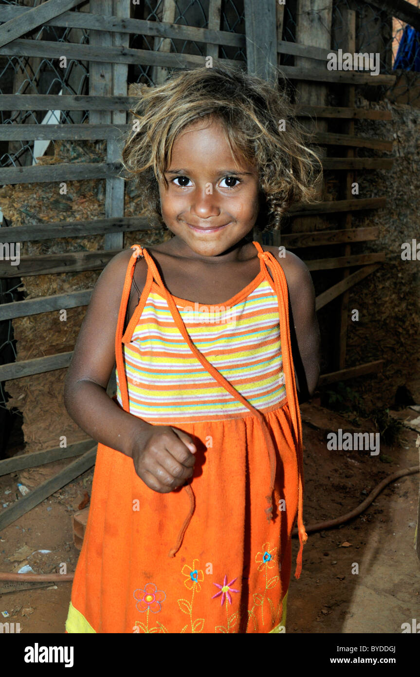 Porträt eines Mädchens, 6, lebt ihre Familie durch die Sammlung, Trennung und Verkauf von wiederverwertbaren Abfall, Sat-Stadt von Ceilandia in der Nähe Stockfoto