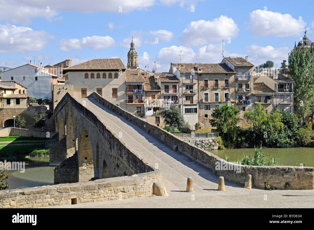 Romanica Puente Brücke über den Fluss Arga, Camino de Santiago oder Way of St. James, Puente la Reina, Pamplona, Navarra, Spanien Stockfoto