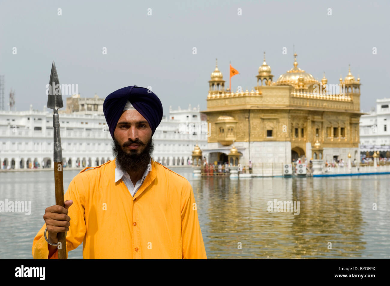 Sikhism, Wache von den Sikh mit Turban und Lanze, Heiligen goldenen Tempel, Hari Mandir, Amritsar, Punjab, Indien, Südasien Stockfoto