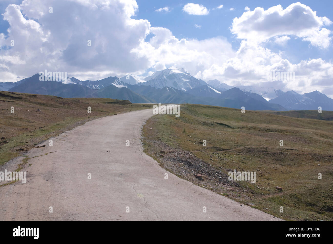 Autobahn, die in den Bergen in der Nähe von Sary Tash, Kirgisien, Zentralasien Stockfoto