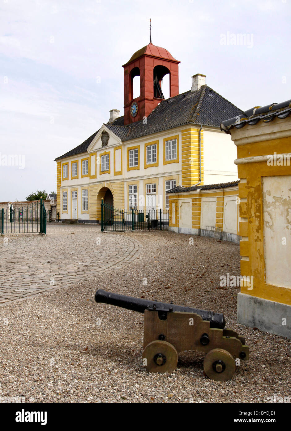 Torhaus mit eine alte Kanone auf Valdemar Schloss, Svendborg, Fünen, Dänemark, Europa Stockfoto