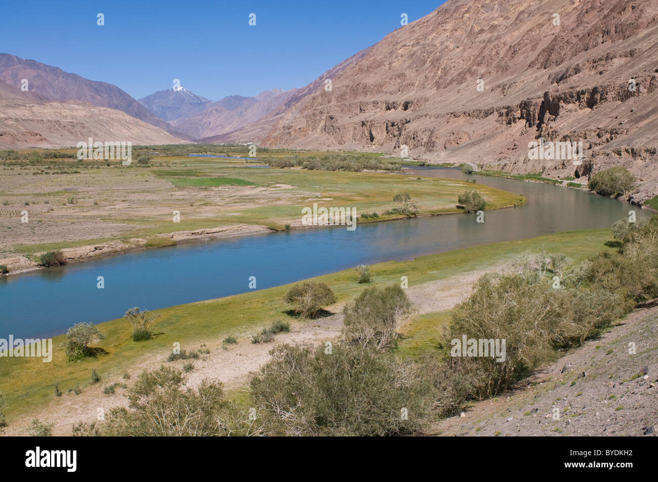 Fluss fließt durch das Madyian Tal, Pamir-Gebirge, Tadschikistan, Zentralasien Stockfoto