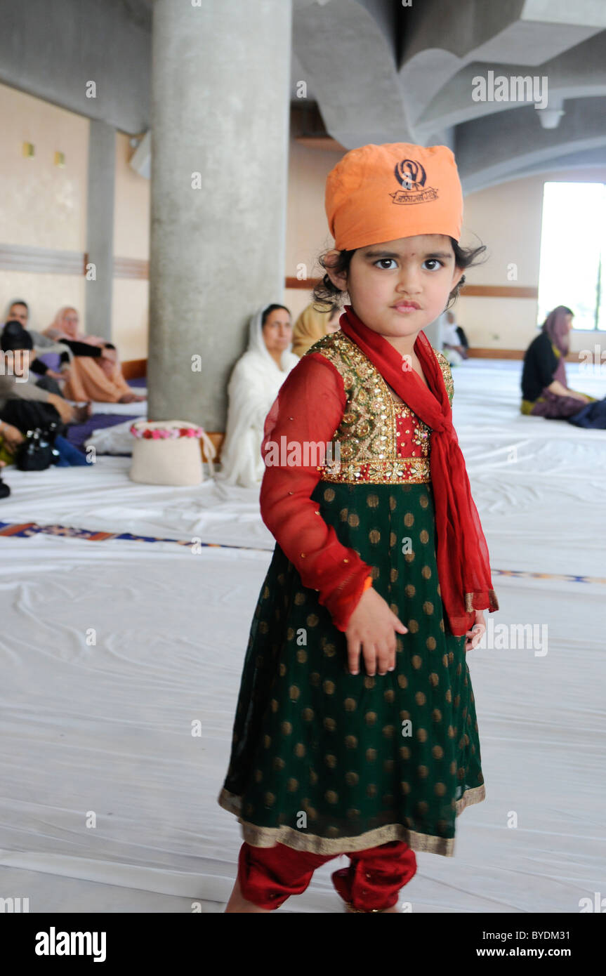 Mädchen im Tempel Havelock Road Gurdwara Southall Middlesex Stockfoto