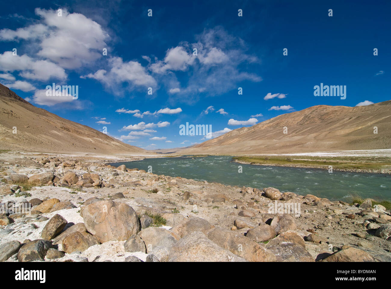 Bergige Landschaft und Fluss, Wakhan Valley, Pamir-Gebirge, Tadschikistan, Zentralasien Stockfoto