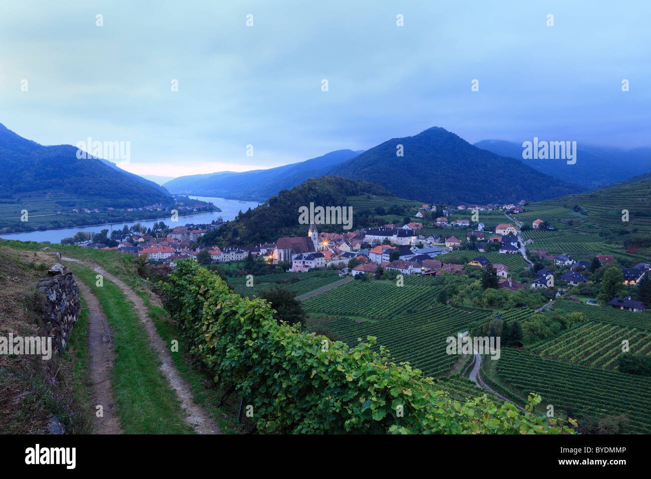 Spitz und Donau in der Abenddämmerung, Wachau, Waldviertel, Wald-Viertel, Niederösterreich, Österreich Stockfoto
