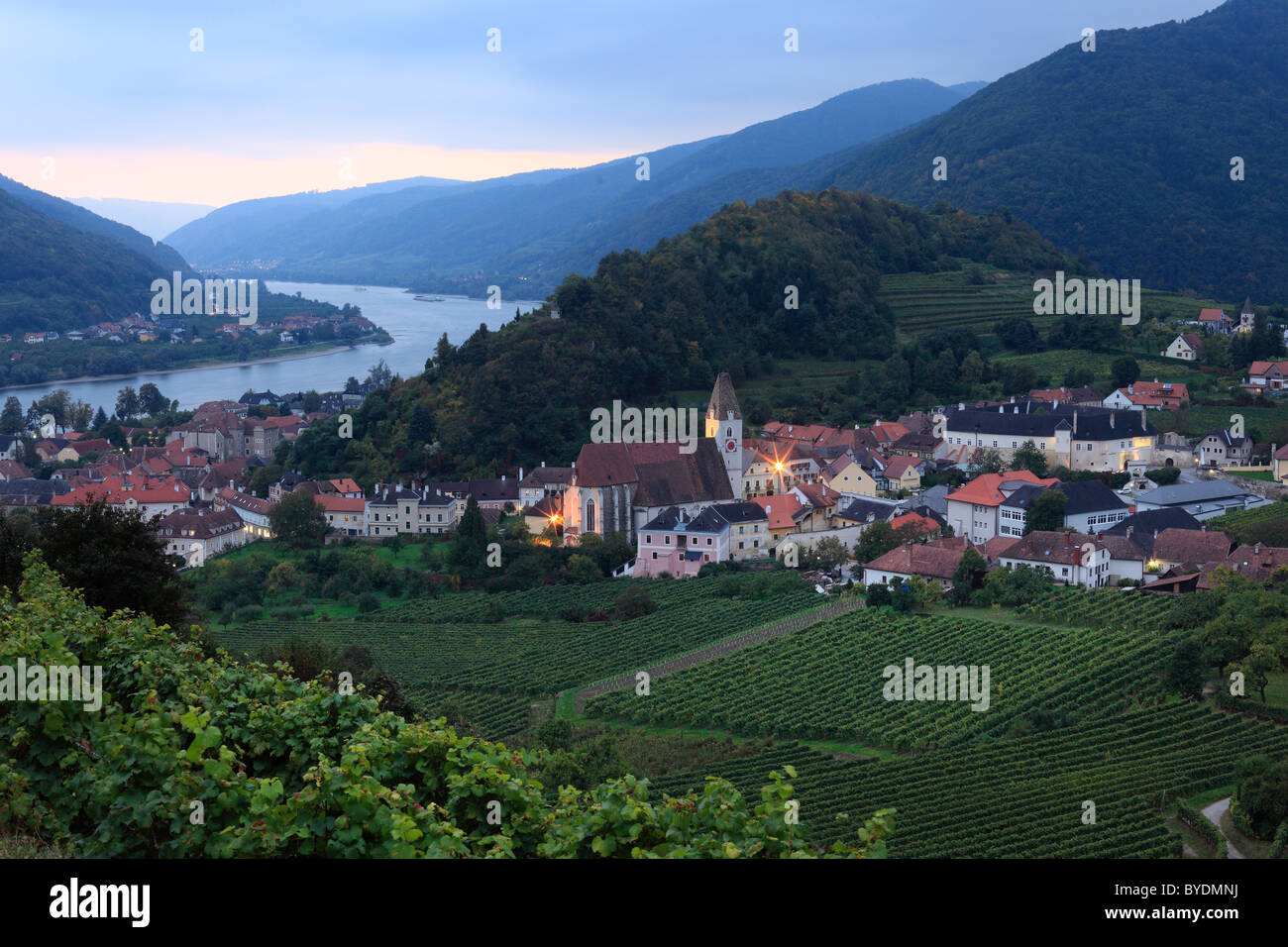 Spitz und Donau in der Abenddämmerung, Wachau, Waldviertel, Wald-Viertel, Niederösterreich, Österreich Stockfoto