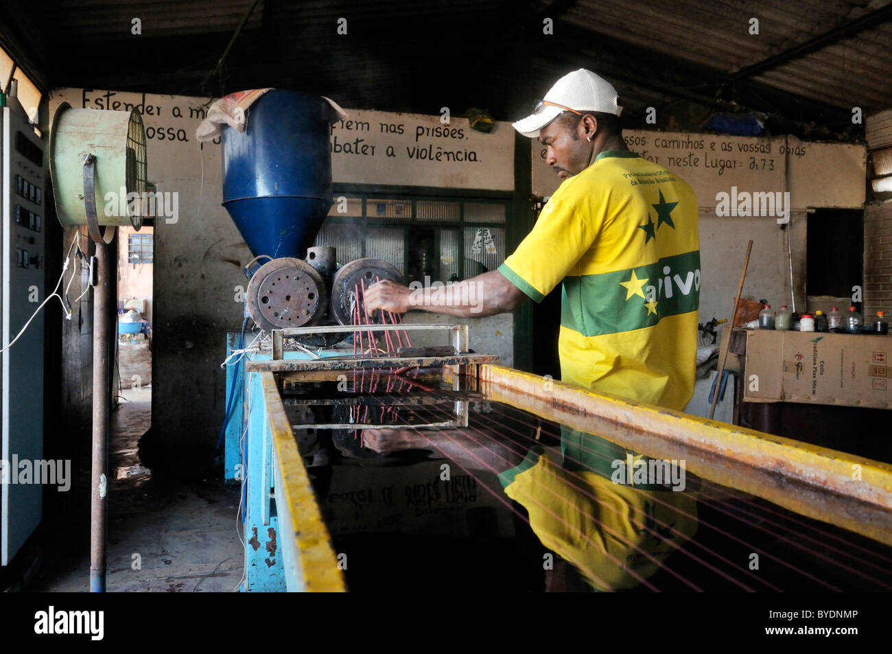 Arbeiter in den Prozess der schmelzen und wieder Härten verwendet Kunststoff in das Sozialprojekt für Haftentlassene "Reintegar Reciclando" Stockfoto