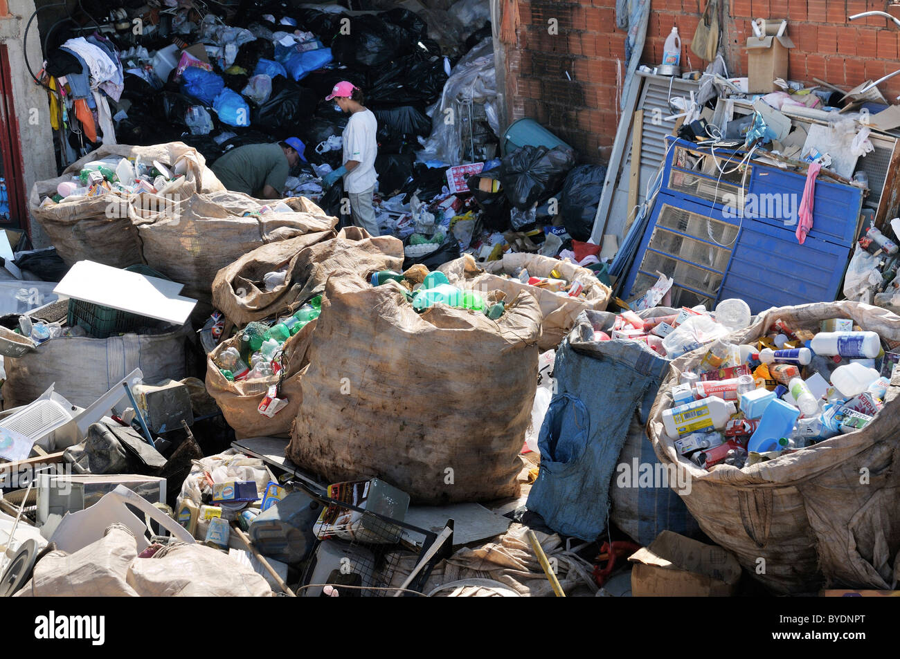 Trennung von Wertstoffen aus Abfällen in einer Recyclingfabrik, Sozialprojekt für Haftentlassene "Reintegar Reciclando" Stockfoto