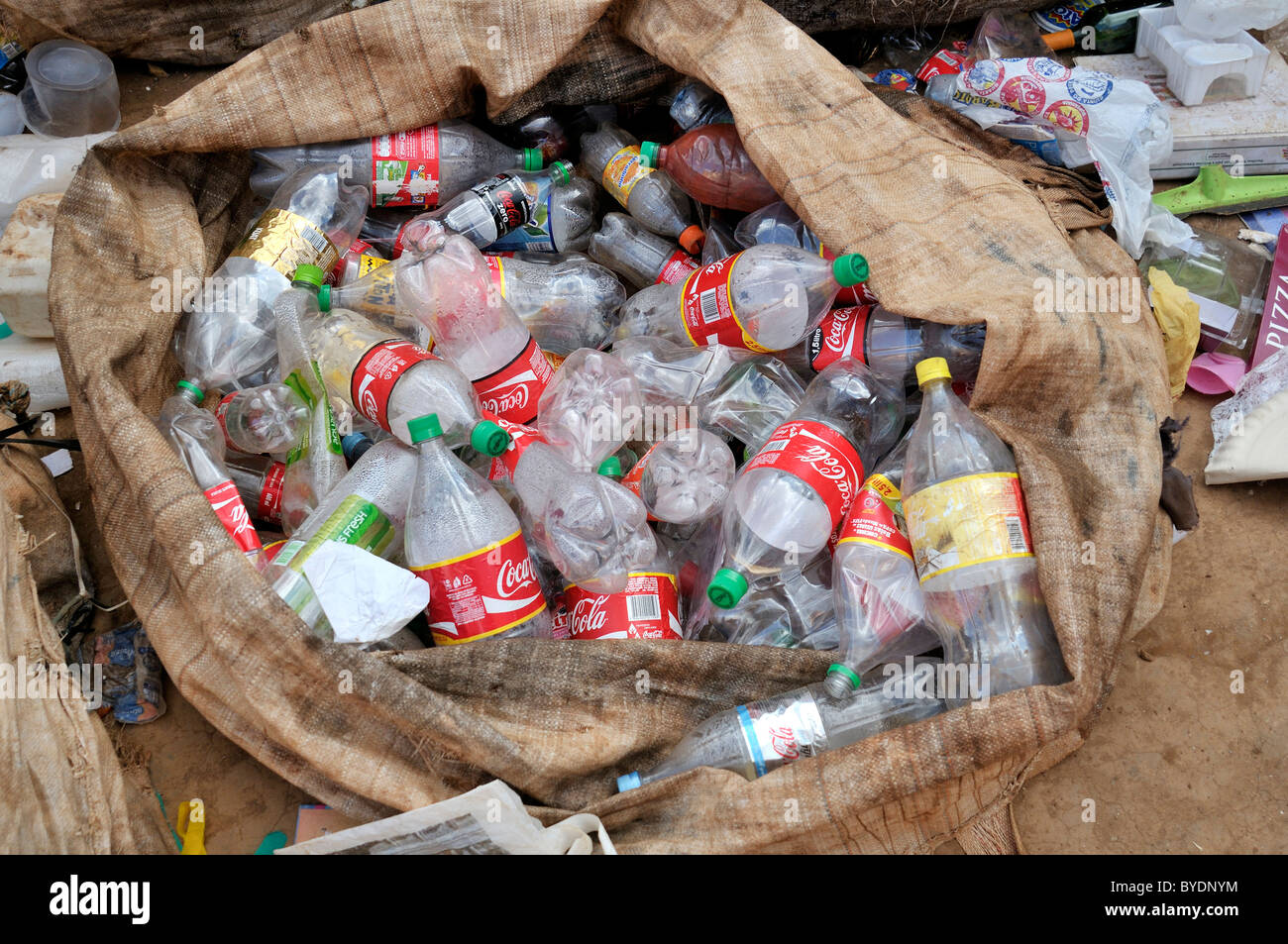 Getrennten Abfällen zur Verwertung von Wertstoffen, Kunststoff Getränke Flaschen, Ceilandia, Satelliten-Stadt von Brasilia Stockfoto