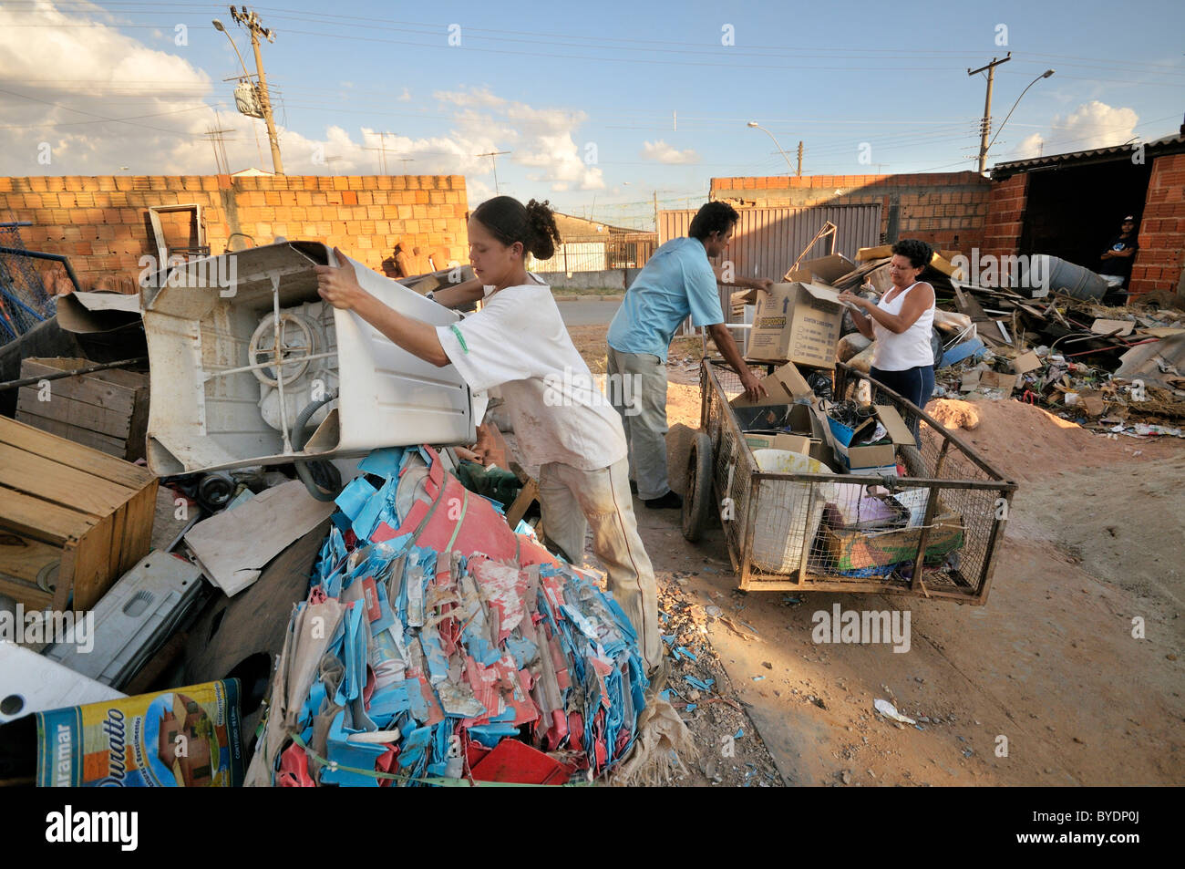 Müllsammler bieten Wertstoffe an das Sozialprojekt für Ex-Häftlinge "Reintegar Reciclando" Stockfoto