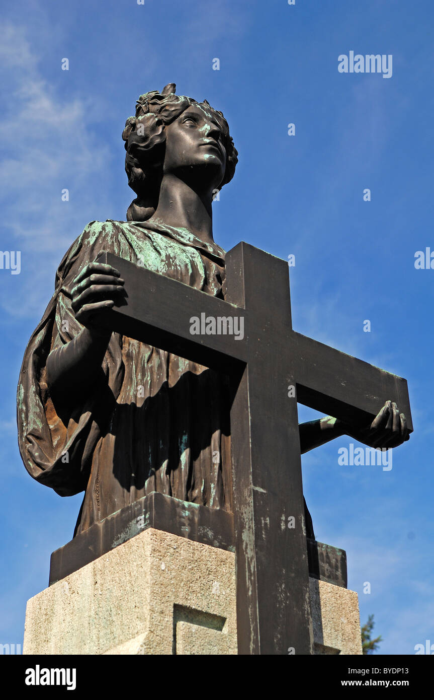 19. Jahrhundert Statue einer Frau, die das Halten eines Kreuzes auf einem Familie Grab, Friedhof Friedhof, gegründet im 13. Jahrhundert Stockfoto