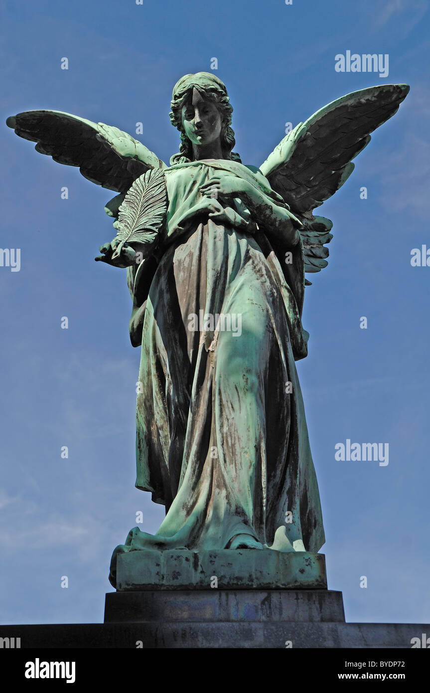Große Statue eines Engels auf einem 19. Jahrhundert Familie Grab vor blauem Himmel, Friedhof Friedhof, gegründet im 13. Jahrhundert Stockfoto