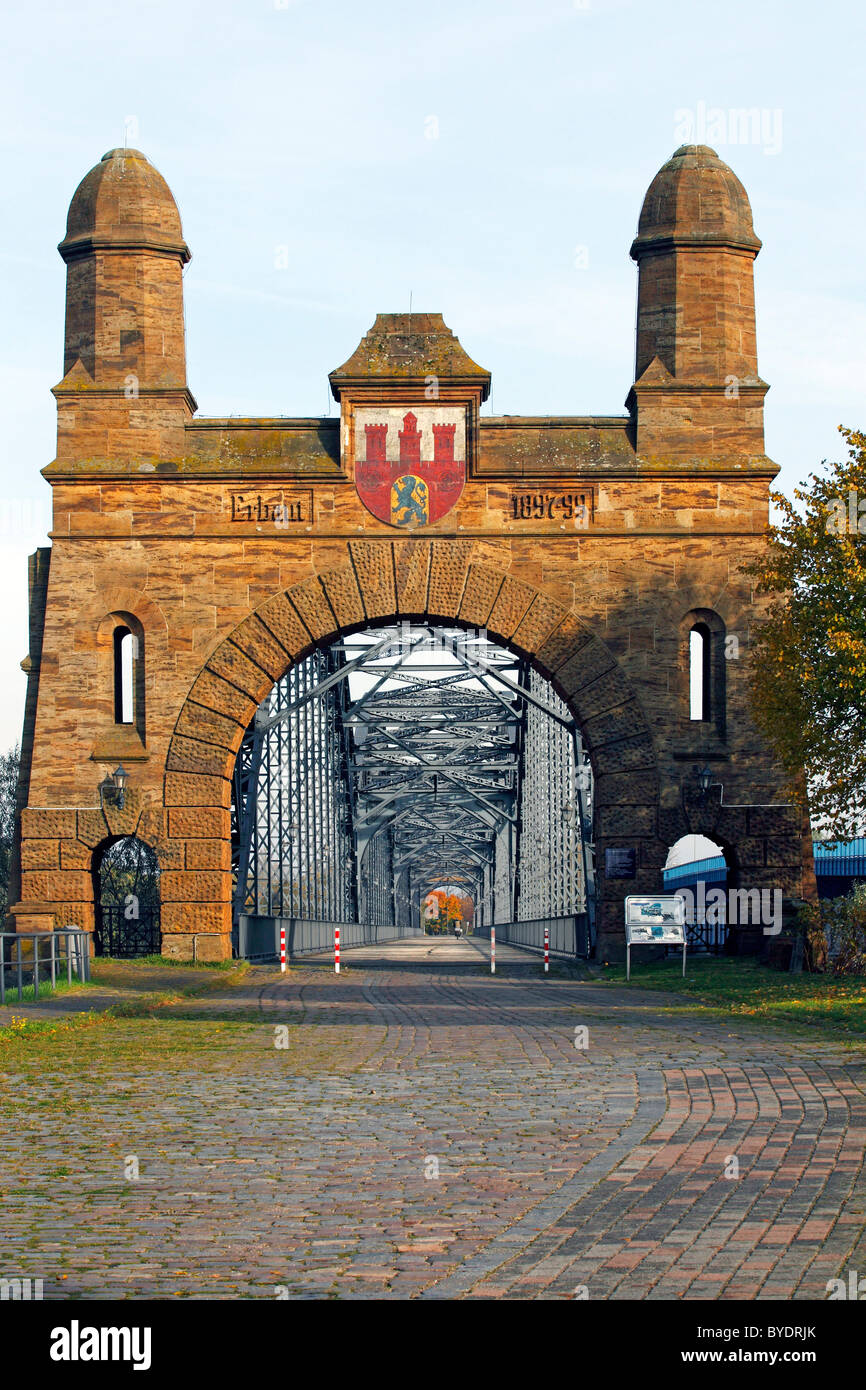 Alte Harburger Elbbrücke, historische Portal Brücke, erbaut von 1897 bis 1899, Süd Portal mit Wappen in Harburg Stockfoto