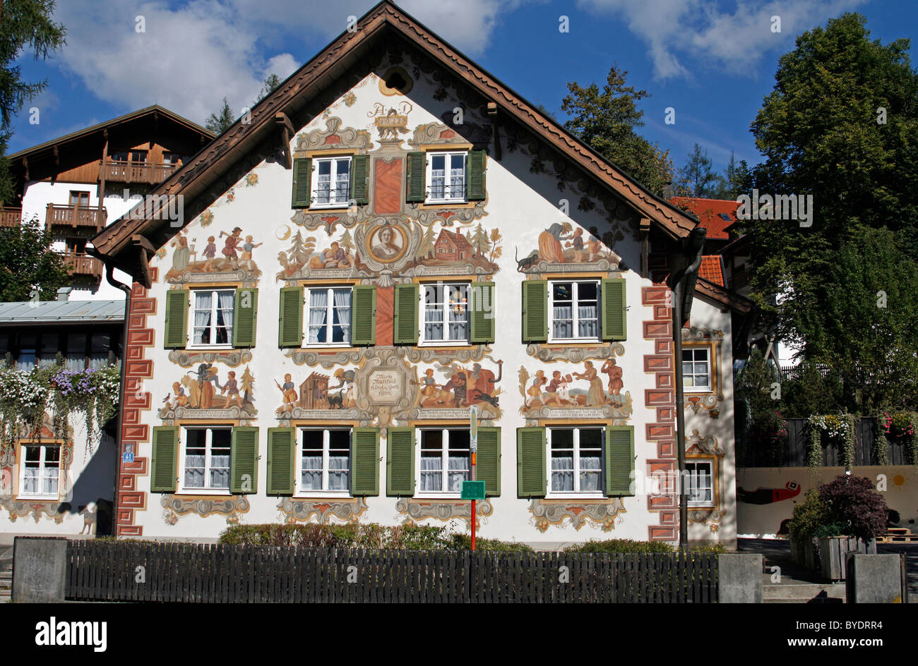 Fassade mit "Lueftlmalerei" Wandmalereien, Fenster und Fensterläden, Hänsel Und Gretel Heim, Oberammergau, Bayern Stockfoto