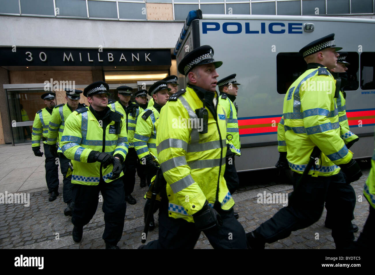 Demonstration gegen Kürzungen der Bildung. Polizei vor konservativen Sitz, Millbank unterwegs. Stockfoto