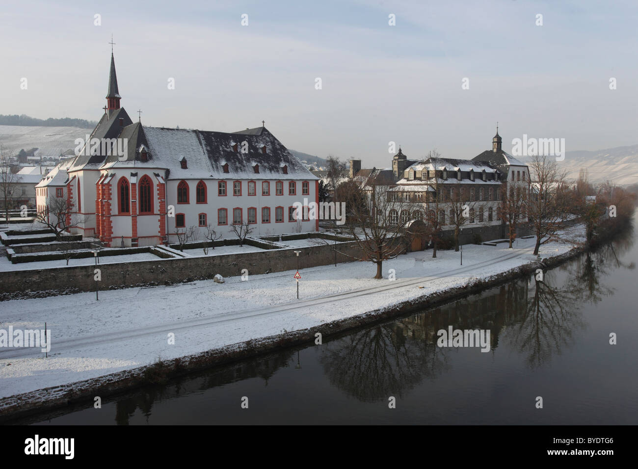 Das Cusanusstift oder St. Nikolaus-Hospitals in Winter, Bernkastel-Kues, Rheinland-Pfalz, Deutschland, Europa Stockfoto