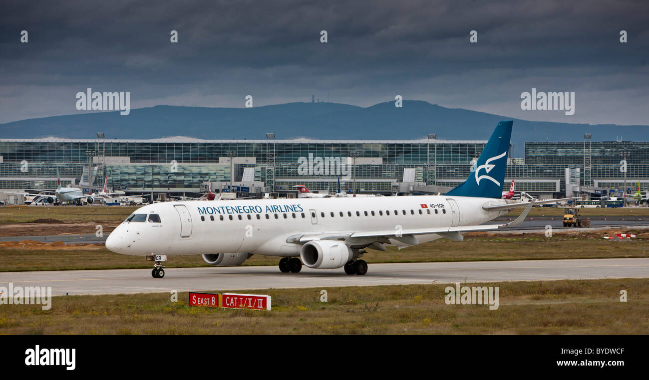 Montenegro Airlines Embraer 195 auf dem Taxiway Frankfurt Flughafen, Frankfurt, Hessen, Deutschland, Europa Stockfoto