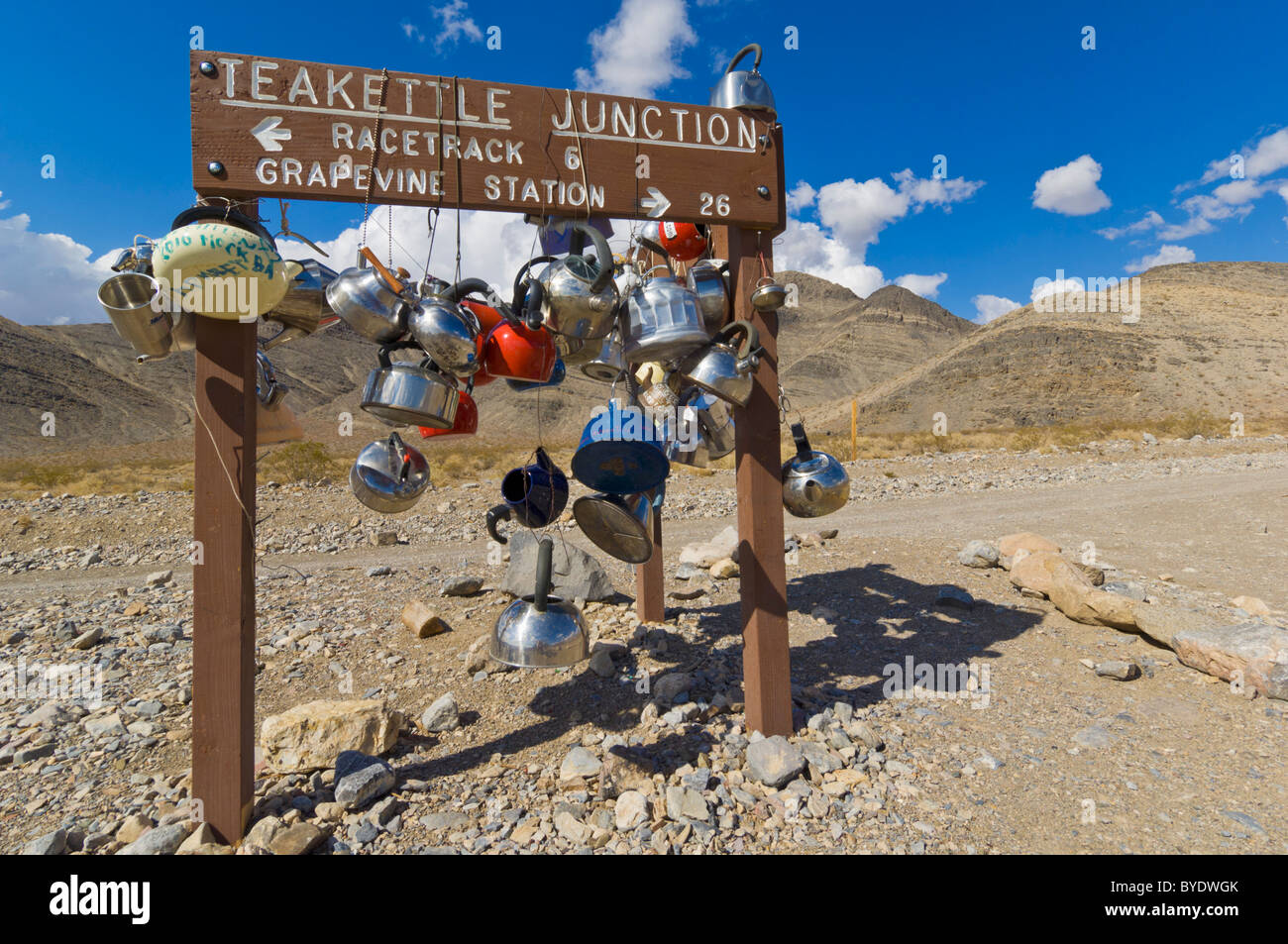 Teakettle Junction und Straßenschild mit Wasserkocher und Töpfen bedeckt, auf der Straße zur Rennstrecke im Death Valley National Park, Inyo County, Kalifornien, USA Stockfoto