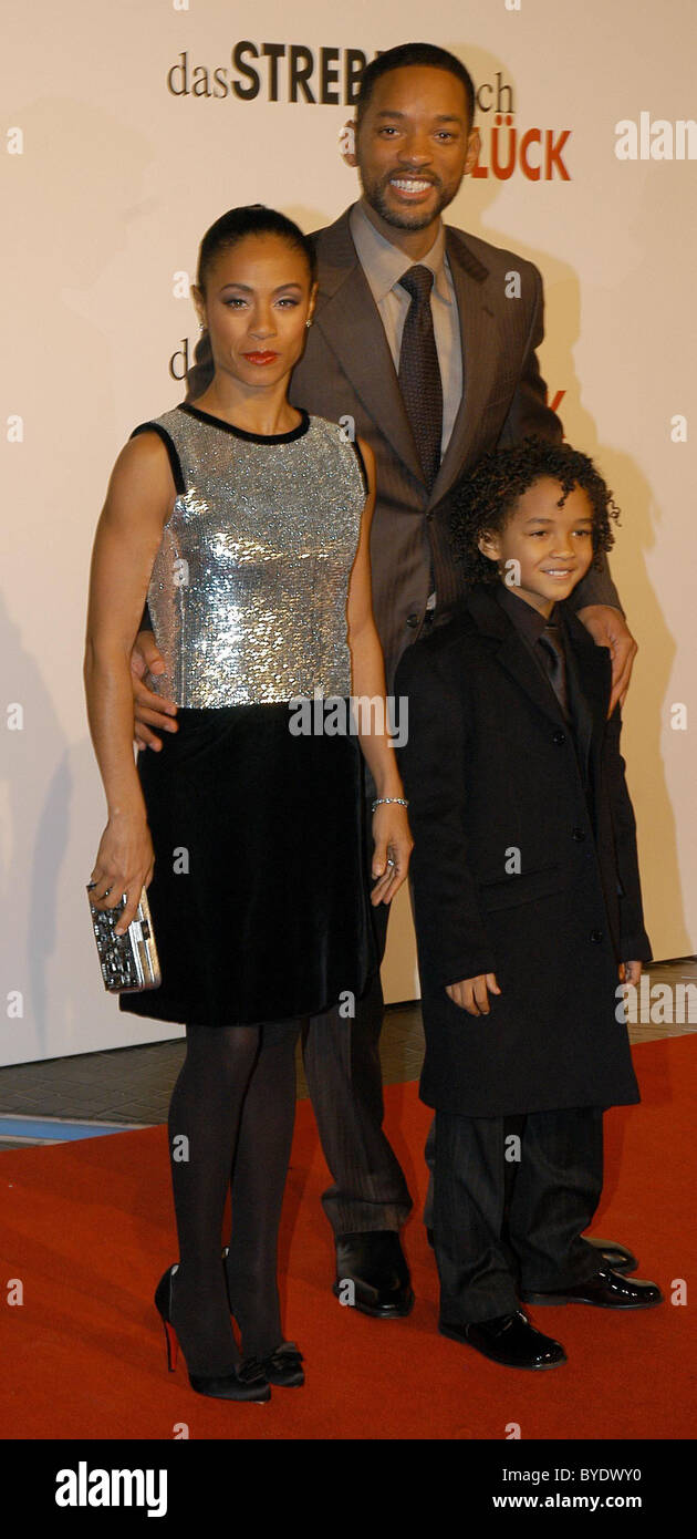 Will Smith Und Jada Pinkett Smith Jaden Smith In Der Deutschen Erstauffuhrung Von The Pursuit Of Happyness Das Streben Nach Gluck Stockfotografie Alamy