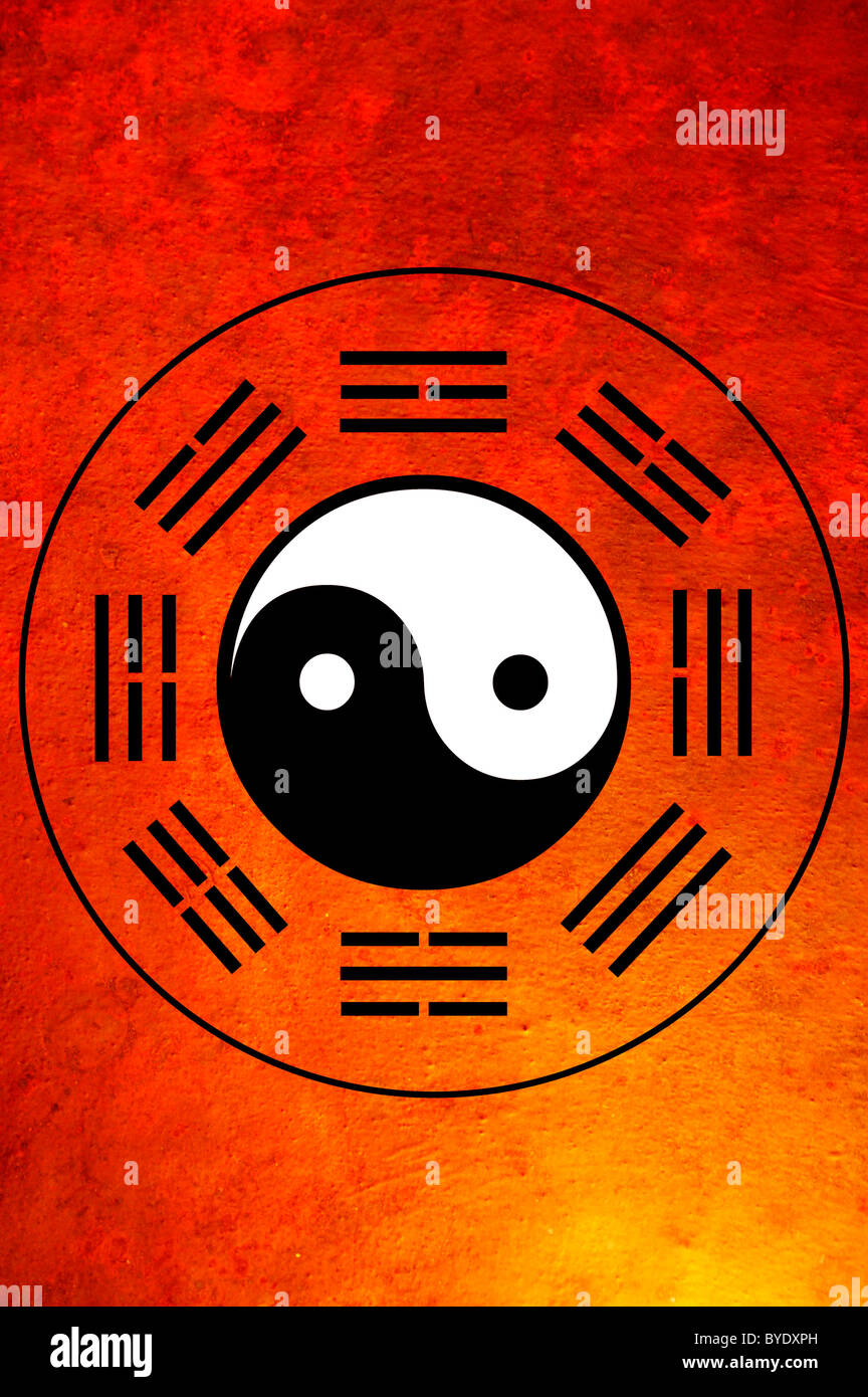 Yin Yang mit Symbolen-ging um ihn herum über einen Grunge Hintergrund Stockfoto