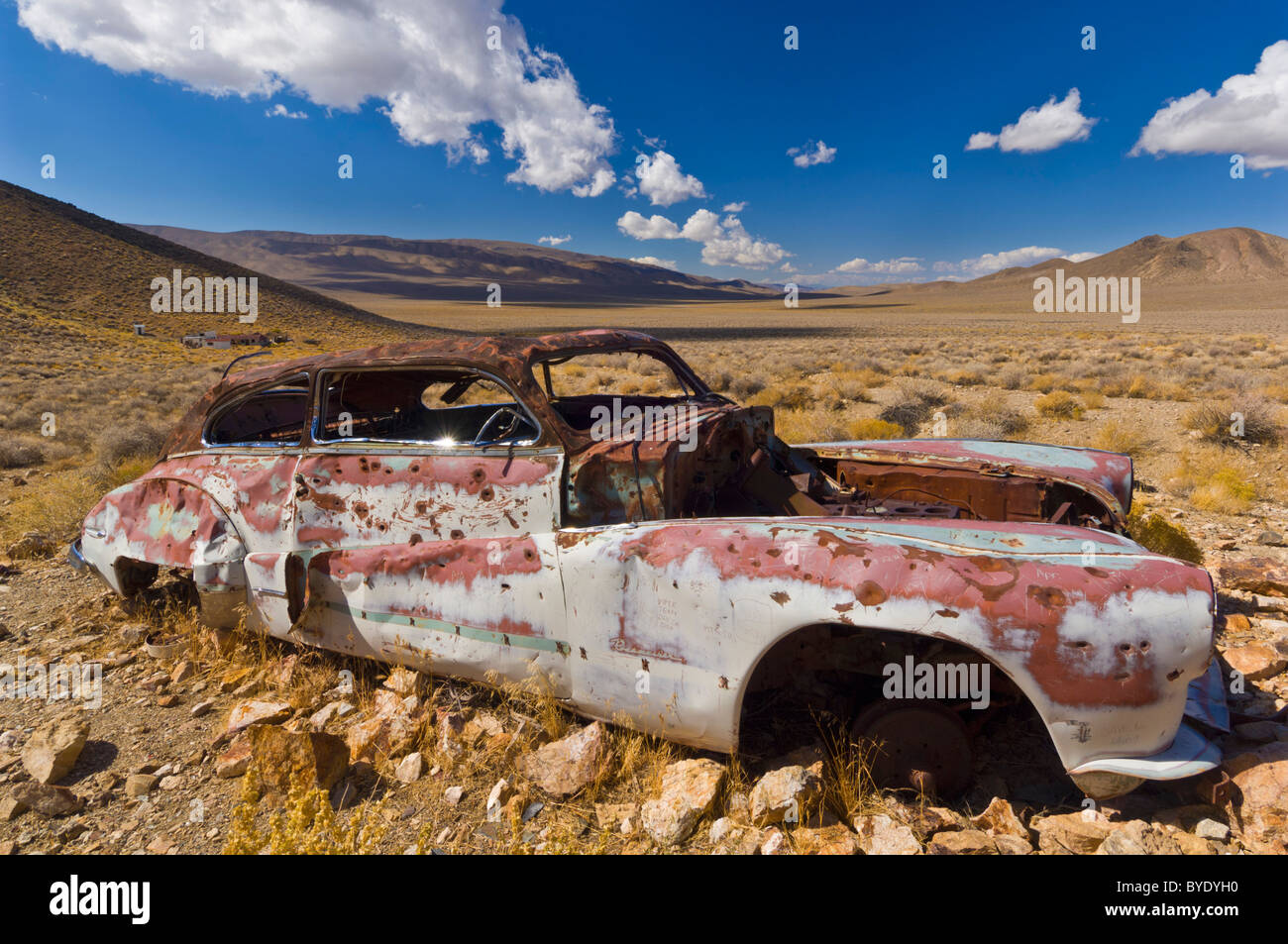 Heruntergekommenes Auto an Aguereberry Camp und Homestead Emigrant Canyon Road Death Valley National Park, Kalifornien, USA Stockfoto