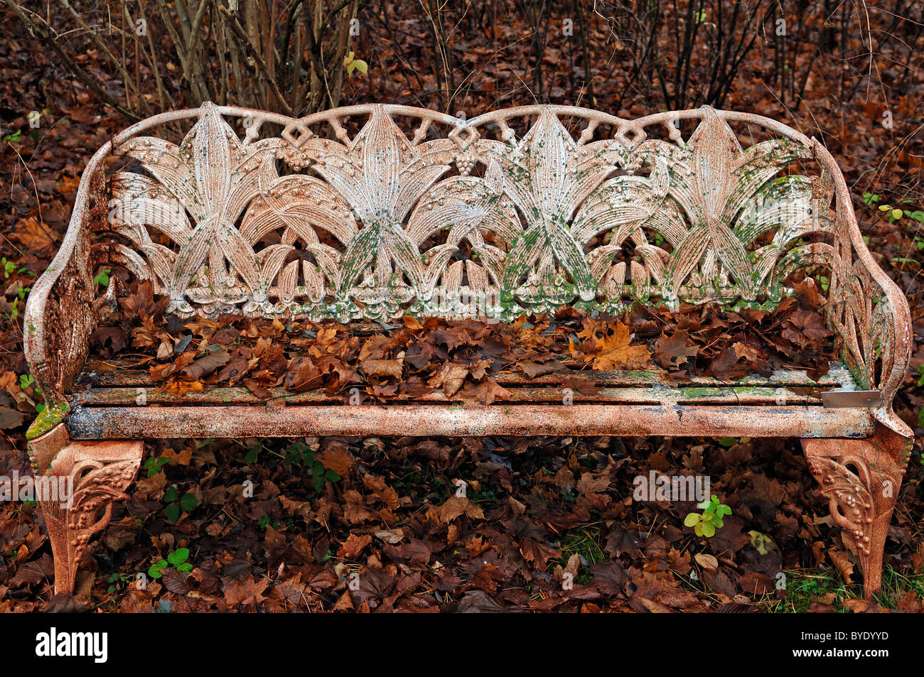 Feine Gusseisen Gartenbank im Herbst fallen Blätter, Villa & Ambiente, Nürnberg, Middle Franconia, Bayern, Deutschland, Europa Stockfoto