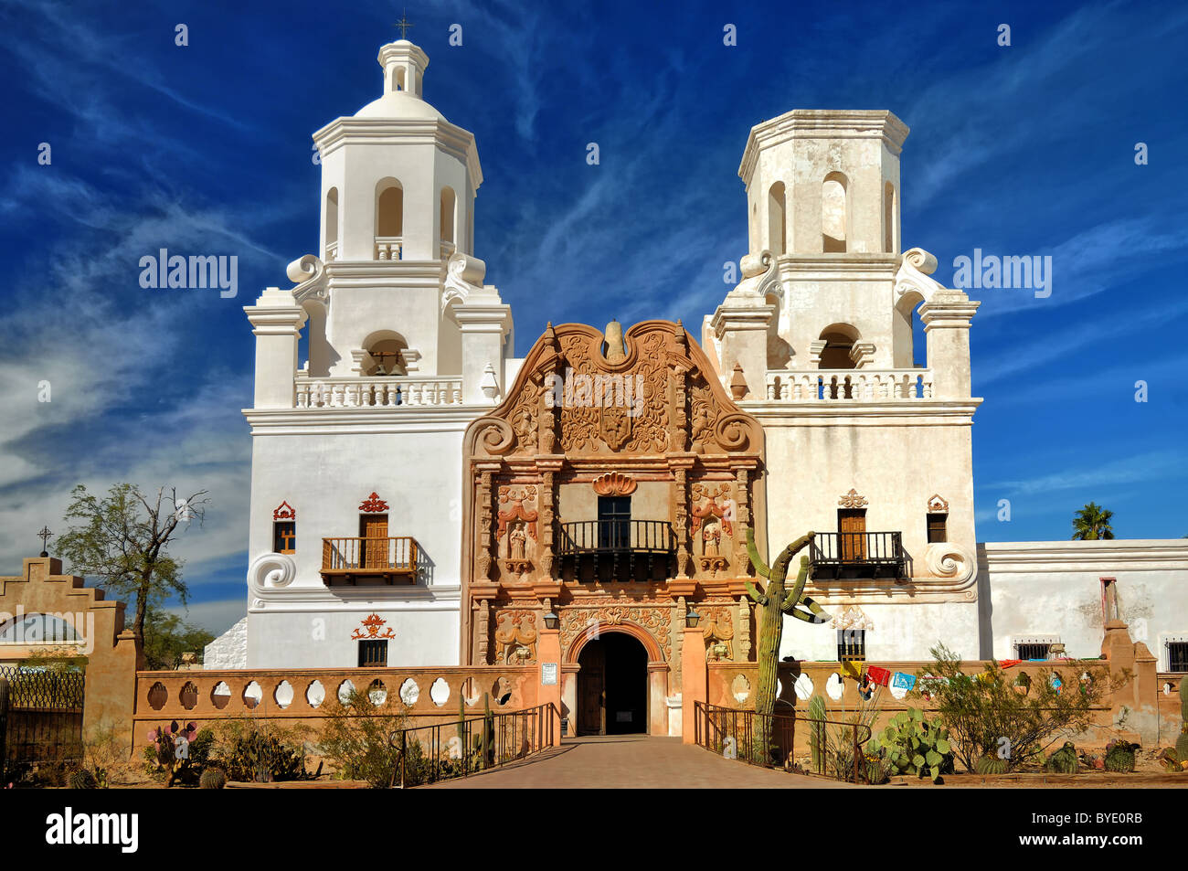 San Xavier del Bac ist eine spanische katholische Mission befindet sich etwa zehn Meilen südlich von Tucson, Arizona, USA. Stockfoto