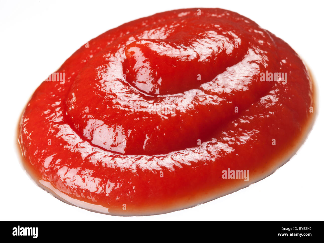 Portion Ketchup auf einem weißen Hintergrund isoliert. Stockfoto