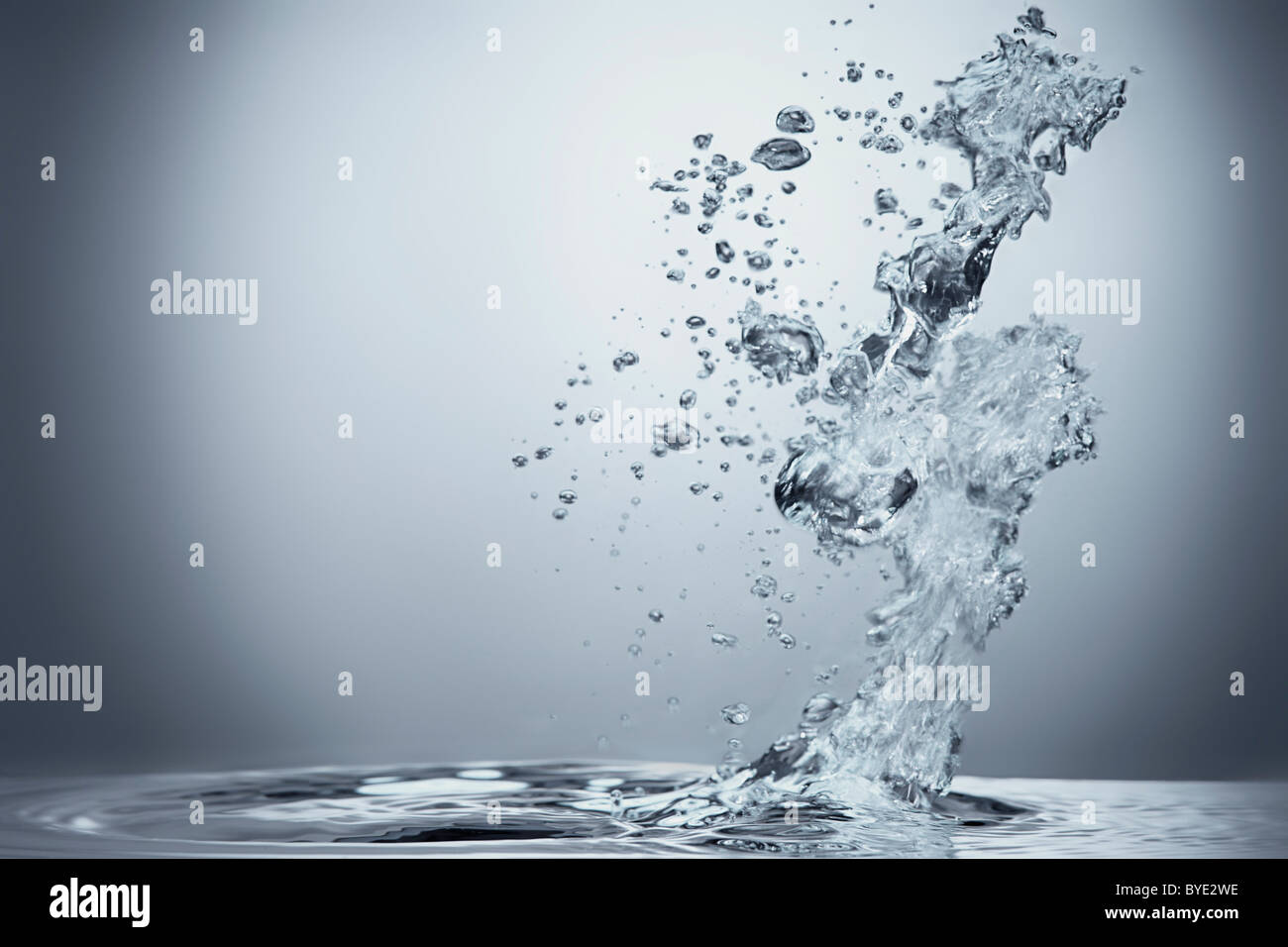 Luftblasen im Wasser sprudelt Stockfoto