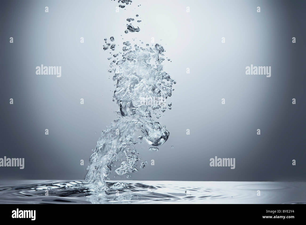 Luftblasen im Wasser sprudelt Stockfoto